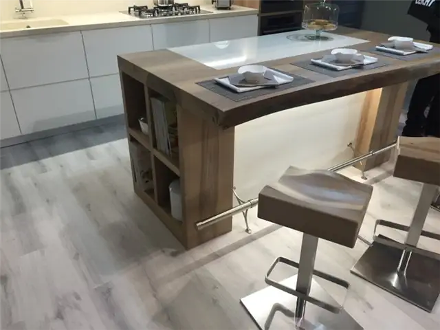 Кухонный остров с живым краем и табуреты