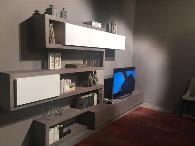 Лакированная медиасистема для стены