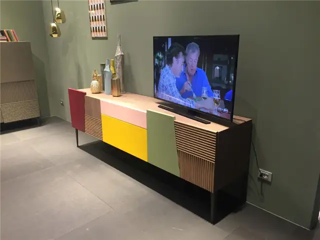 Разноцветная блочная медиаконсоль