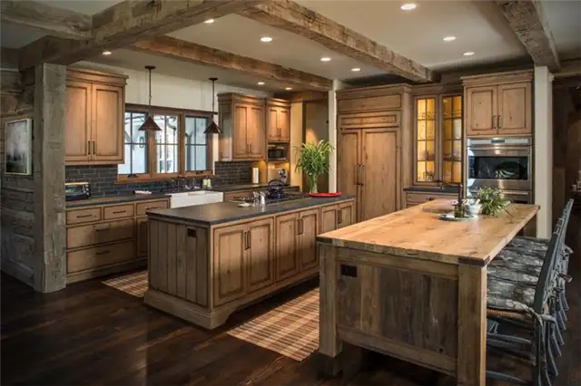 Woodland chalet in Idaho кухня и столовая