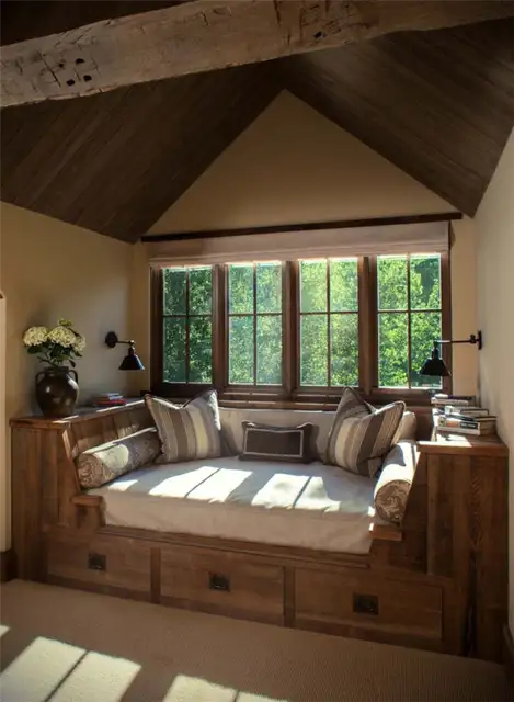 Оконный уголок Woodland chalet in Idaho