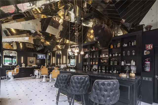 Barberia Royal by ROW Studio Кожаные барные стулья