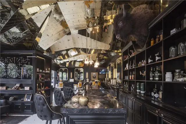 Бар Barberia Royal by ROW Studio с мраморной столешницей