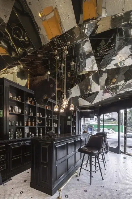 Barberia Royal by ROW Studio впечатляющий потолок