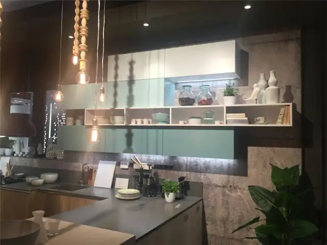 Современная мебель для кухни в двух тонах