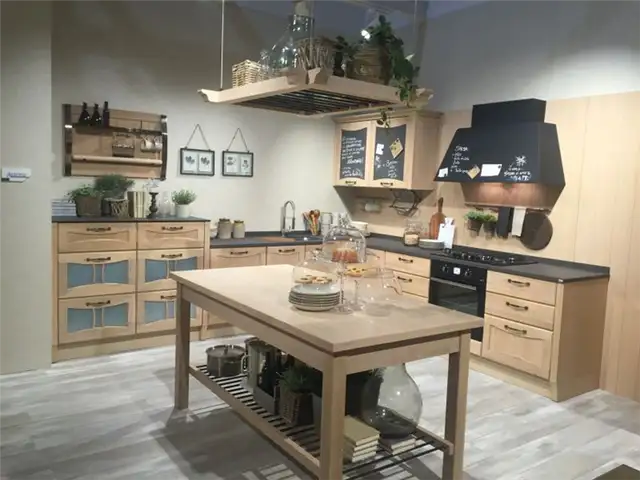 Традиционное хранение под кухонным островом и над ним