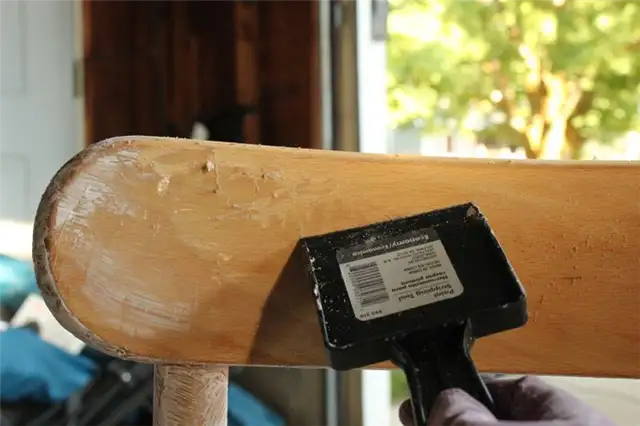 DIY (своими руками) Refinish деревянные обеденные стулья - удалить