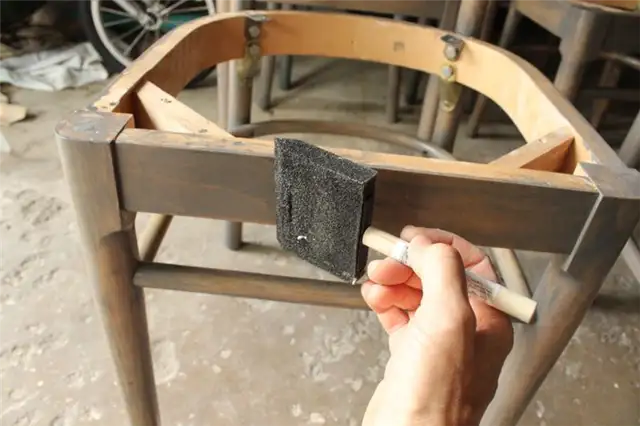 DIY (своими руками) Отремонтировать деревянные обеденные стулья - покрытие