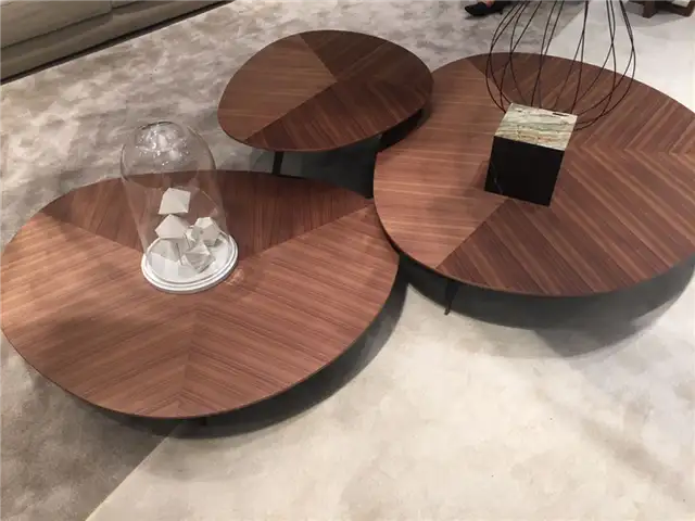Ореховый кофейный столик Trio