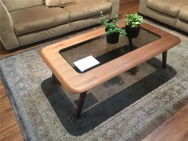 Дизайн журнального столика Natuzzi со стеклом на столешнице