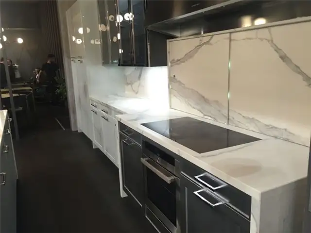Задняя стенка кухни из мрамора каррера