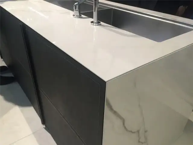 Изящный кухонный мраморный остров