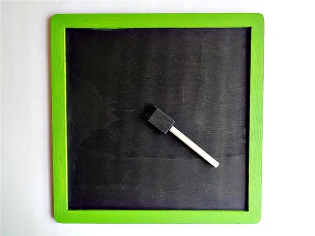 DIY (своими руками) Mini Chalkboard Wall Hanging - шаг 2 добавить мелков