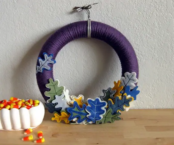 Осенний венок из листьев индиго