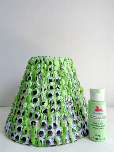 spooky-googly-eye-lampshade-project