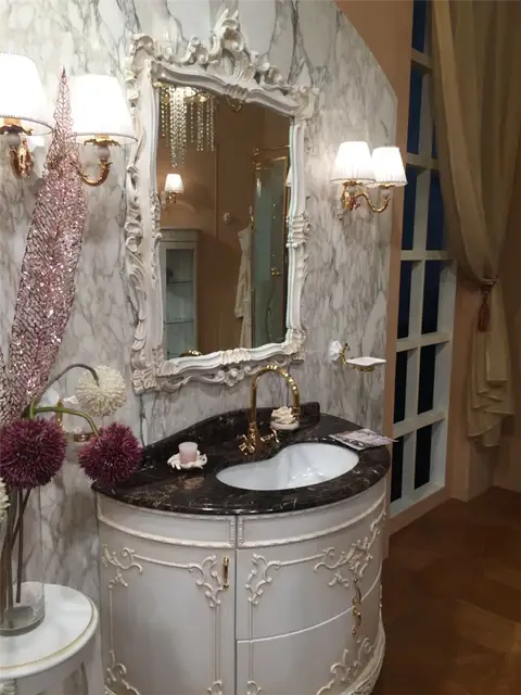 Мраморные стены и золотые акценты в ванной комнате