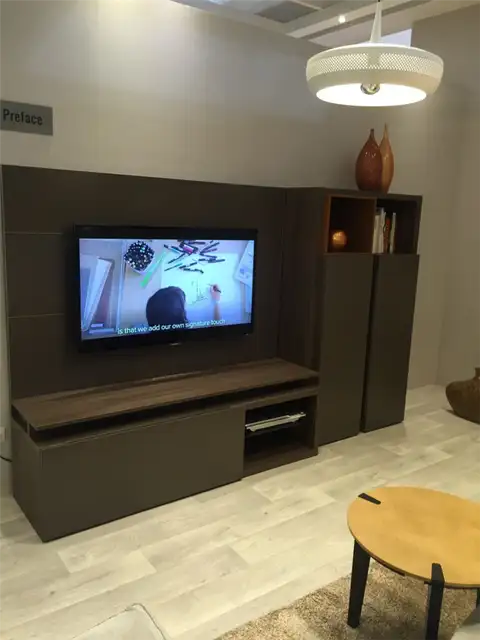 Мебель для гостиной с телевизором на стене