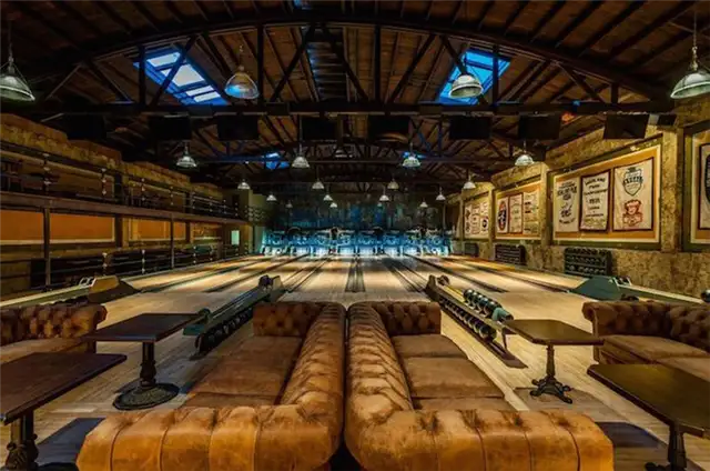 Потолок Highland Park Bowling Alley