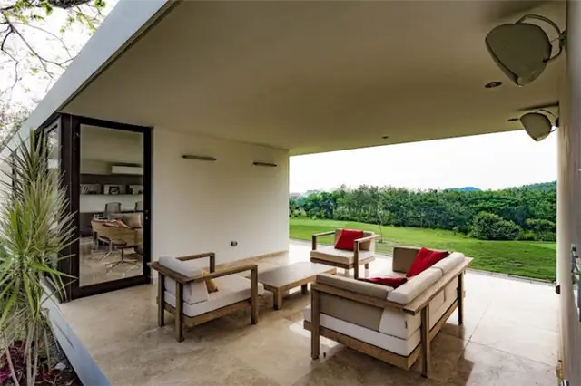tabasco-house-exterior-lounge-area