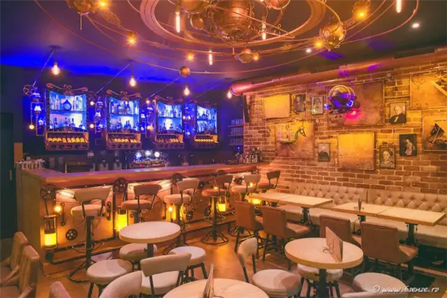 Kaffeine Industrial-Baroque Bistro Cafe Кирпичная стена