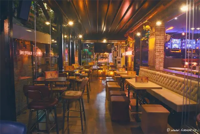Kaffeine Industrial-Baroque Bistro Cafe Узкий