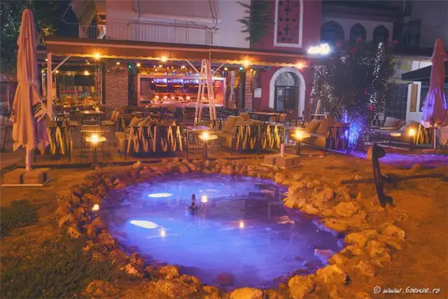 Kaffeine Industrial-Baroque Bistro Cafe Pond