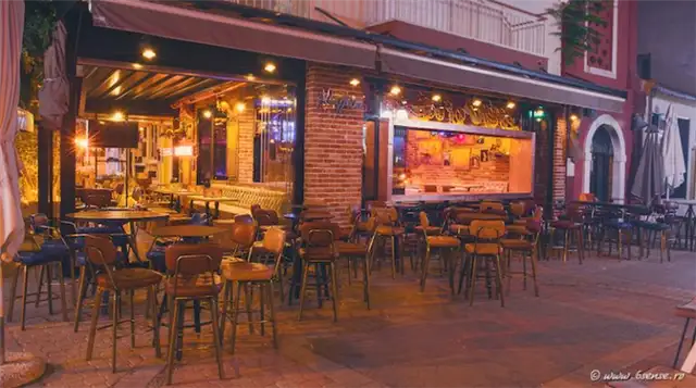 Kaffeine Industrial-Baroque Bistro Cafe Терраса