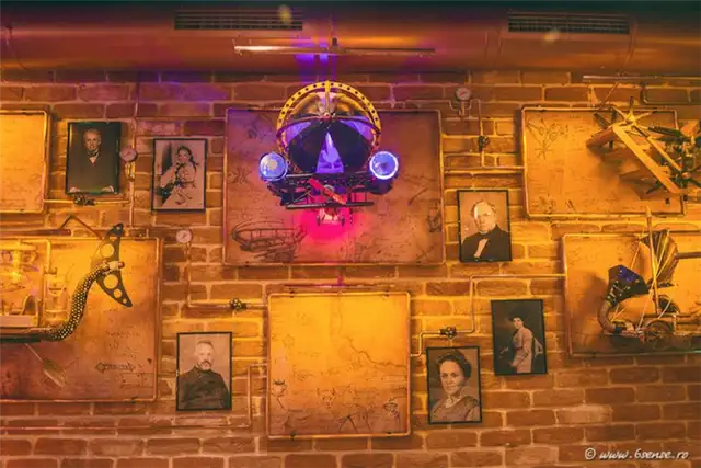 Дисплей для кафе Kaffeine Industrial-Baroque Bistro Cafe