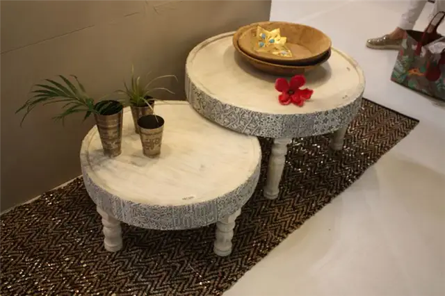 Кофейный стол из беленого дерева