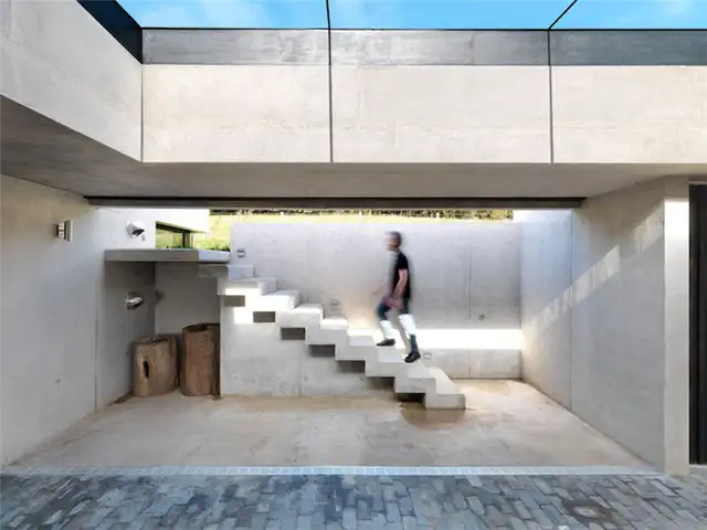 Бетонная лестница в доме Inside Outside