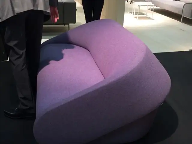 Фиолетовый диван, который можно превратить в кровать