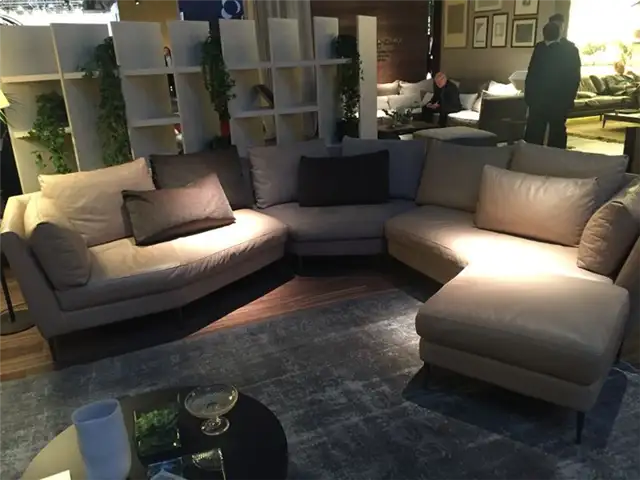 Диван в форме буквы U