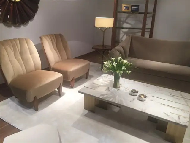 Низкие безрукие кресла для гостиной