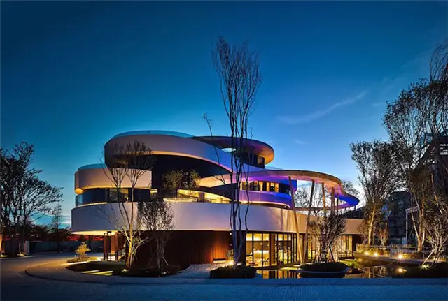 Ленточный фасад здания клуба Community Clubhouse