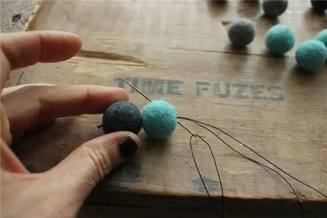 DIY (своими руками) Felt Ball Coasters - обрежьте нить