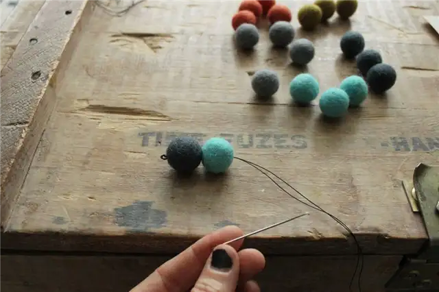 DIY (своими руками) Felt Ball Coasters - прикрепите их