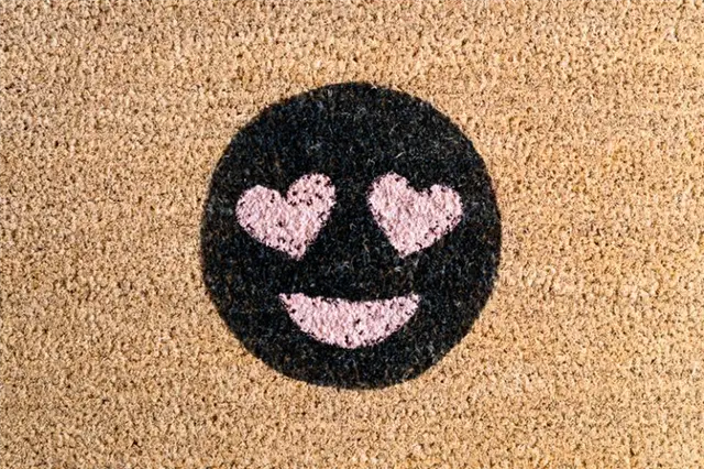 Проект DIY (своими руками) Heart Eye Emoji Doormat