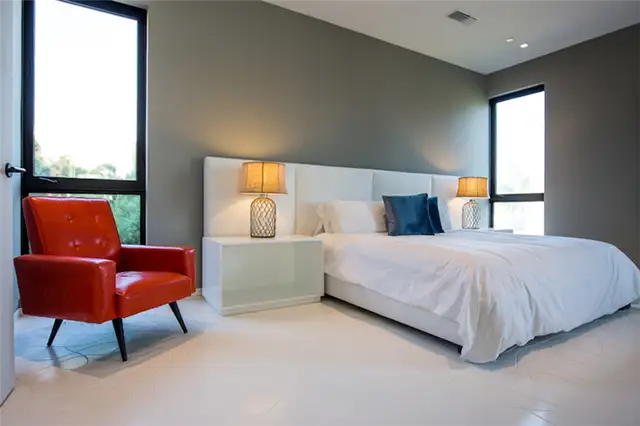 Акцентное кресло в спальне Wave House