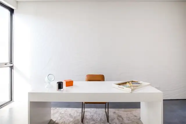 Минималистичный письменный стол Wave House