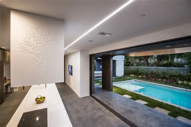 Переход Wave House из помещения на улицу