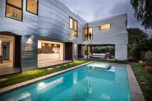 Бассейн на заднем дворе Wave House