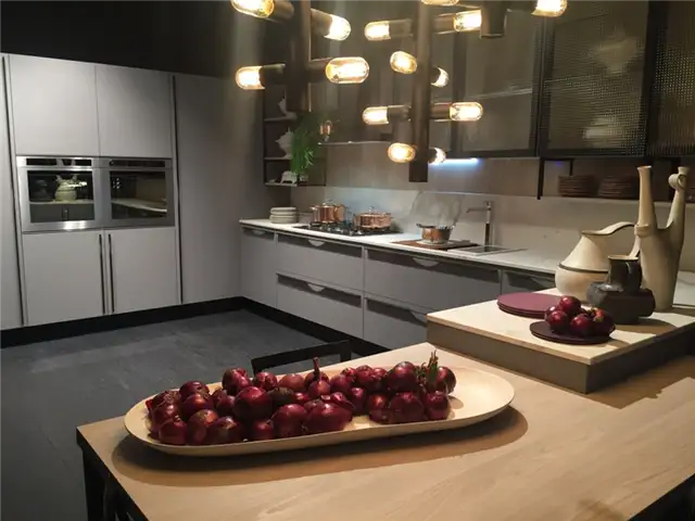 Дизайн кухни с современными шкафами и светильниками