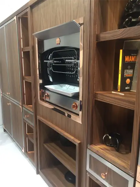 Кухонные шкафы в ушных тонах с медными акцентами