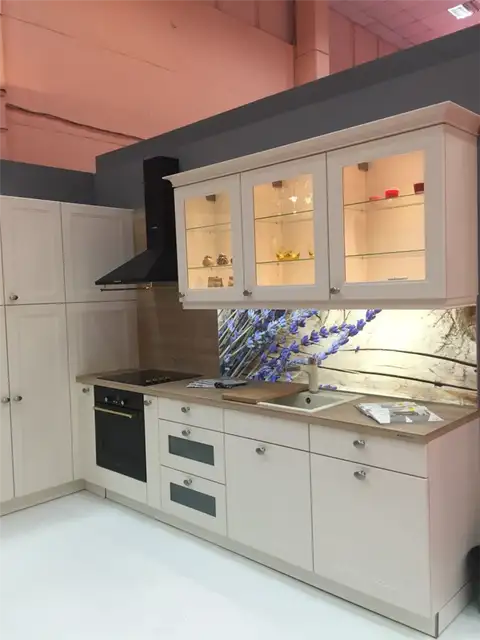 Дизайн белой кухни со стеклянными дверцами