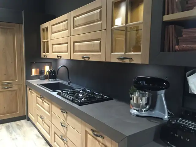 Кухонные шкафы из натурального дерева с черной столешницей