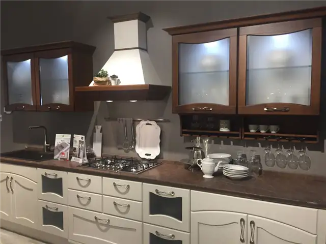 Современная кухонная фурнитура и витражные дверцы