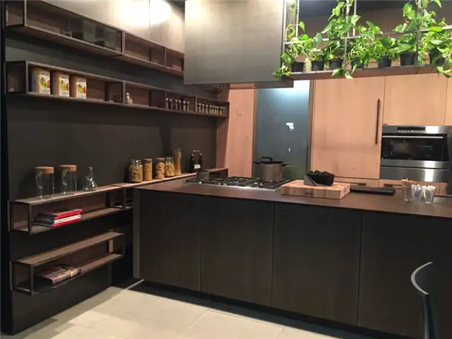 Коричневые кухонные шкафы с проволочными полками