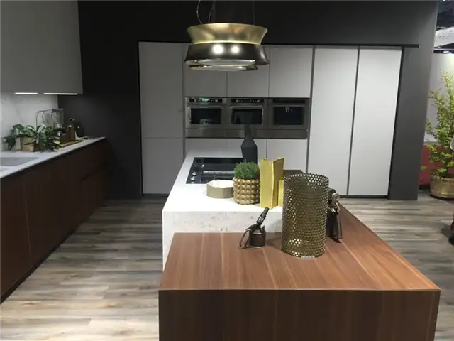 Дизайн большой кухни с коричневыми шкафами и белой столешницей из мрамора