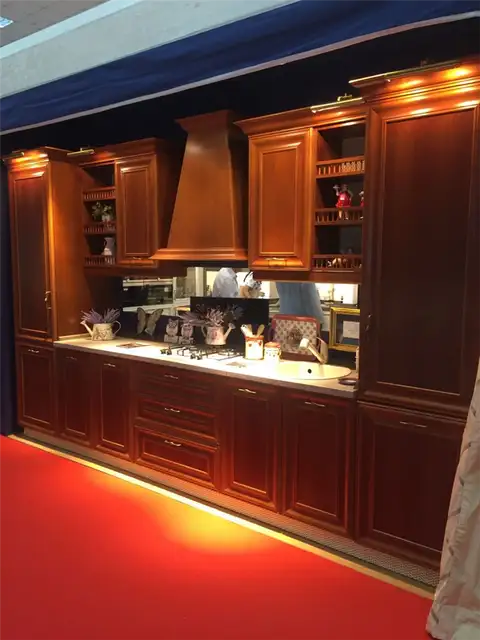 Классические деревянные кухонные шкафы в деревенском стиле