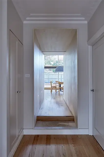 Прихожая к социальной зоне в доме Lean To House